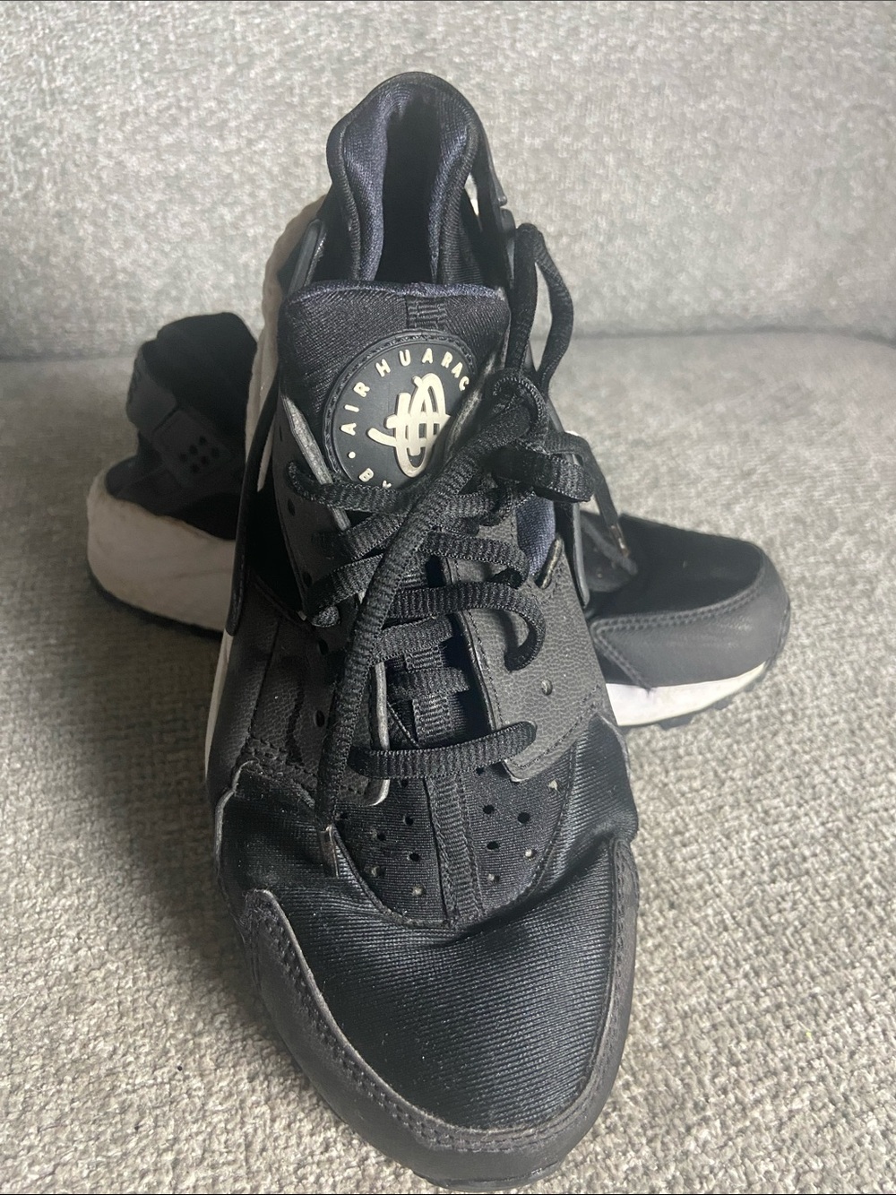Nike Wonen’s Black and White Air Huarache Sneakers size 8